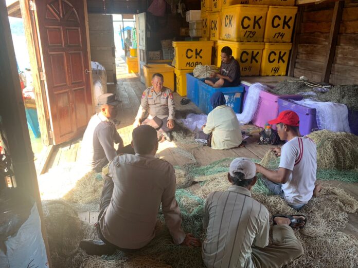 Kapolsek Moro Rizal Rahim SH (gunakan seragam polisi) beserta personil pun  mendengar keluh kesah masyarakat melalui kegiatan Jumat curhat dengan nasyarakat nelayan Kel. Moro, Kecamatan Moro, yang berlangsung Jumat 25/08/2023. (Foto : abdi perdana - batamtv.com)