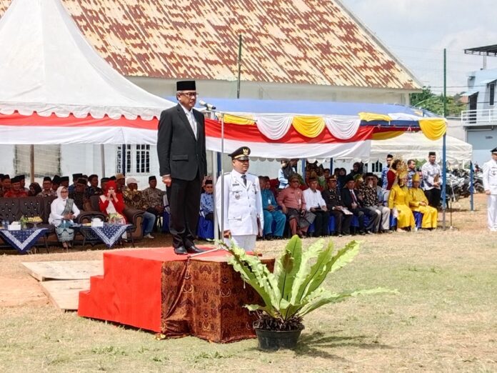 Setdako Batam , Jefridin menjadi Inspektur Upacara pada Peringatan HUT ke 78 Kemerdekaan RI di Lapangan Garuda Kecamatan Sungai Beduk. (Foto : abyaqsa ramadan - batamtv.com)