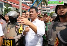 read news – Kepala BP Batam Temui Massa Aksi