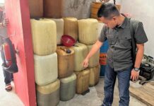 read news – Banyak Laporan Pelanggaran, Reskrim Polres Karimun Cek Lokasi Tumpukan jerigen di salah satu tempat penjualan BBM di Karimun. Hasil pemeriksaan Tim Sat Reskrim saat melakukan pemeriksaan , tidak ditemukan adanya penjualan BBM secara ilegal. (Foto : abdi perdana - batamtv.com)