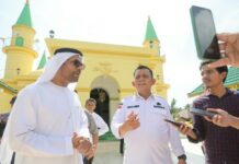 read news – Keindahan Wisata Religi Pulau Penyengat, Dubes UEA Kunjungi Penyengat Duta Besar (Dubes) Uni Emirat Arab (UEA) untuk Indonesia dan ASEAN, Y.M Abdulla Salem Obaid Al Dhaheri ke Tanjungpinang yaitu Pulau Penyengat, Rabu (2/8/2023). Dia didampingi , Gubernur Kepulauan Riau H. Asmar Ahmad (tengah). (Foto : dwi susilo - batamtv.com)