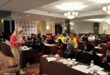 read news – Menuju PON 2024, Atlet Kepri Tingkatkan Motivasi Seminar motivasi ini diikuti 52 cabor ratusan atlet Kepri mengikuti seminar motivasi, menghadirkan Sinta Berliana Herru (baju merah jambu) , motivator nasional membangkitkan spirit ratusan atlet Kepri, untuk lolos ke PON 2024 Aceh-Sumut. (Foto : muhammad amin - batamtv.com)