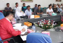 read news – Ketua DPRD Batam Nuryanto Terima Keluhan Puluhan Petani Batok Arang Ketua DPRD Kota Batam Nuryanto saat mendengar keluhan warga di Sekupang yang menjadi perajin arang batok. (Foto abyaqsa ramadan - batamtv.com)