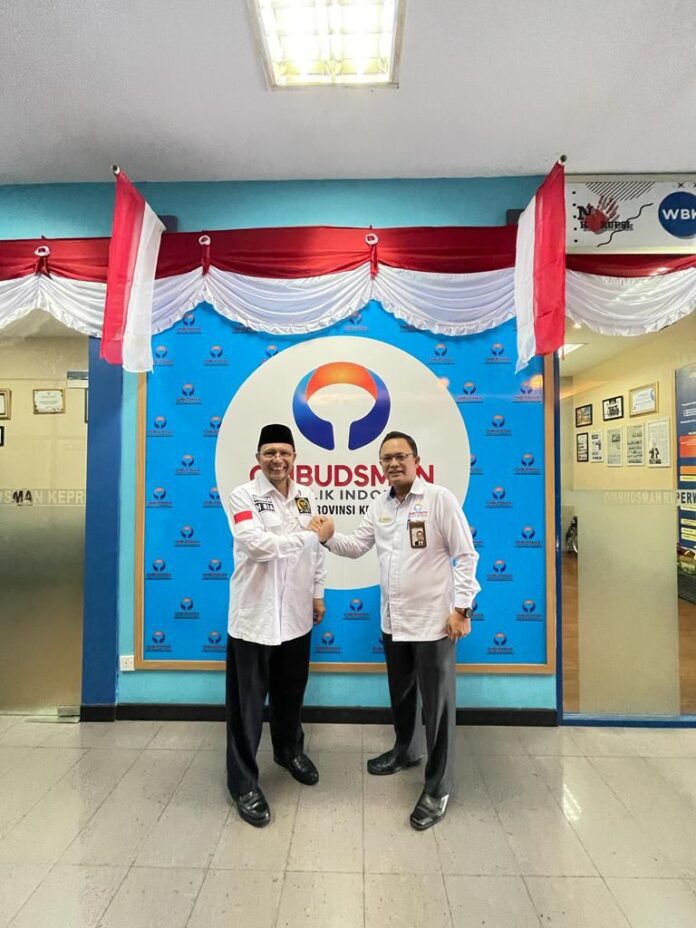 Anggota DPD RI Ria Saptarika (Kiri) saat menyambangi Kepala Ombudsman Perwakilan Kepri Lagat Siadari di Batam . (Foto : muhammad amin - batamtv.com)