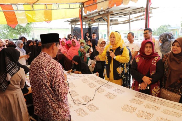 Ketua Dekranasda Kota Batam MArlin Agustina mendorong pegawai Pemko Batam gunakan batik Batam. (Foto muhamad amin - batamtv.com)