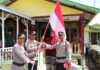 read news – Warga di Pulau Penyengat Dapat Bantuan Bansos Warga Penyengat menerima pemberian bendera merah putih, sembako dari Polres Tanjungpinang . (Foto : dwi susilo - batamtv.com)