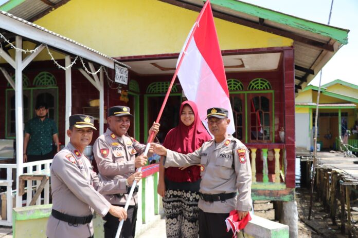 Warga Penyengat menerima pemberian bendera merah putih, sembako dari Polres Tanjungpinang . (Foto : dwi susilo - batamtv.com)