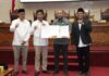 read news – Inilah Hasil Paripurna DPRD Batam soal KUA PPAS Walikota Batam HM Rudi (kedua dari kiri usai serah terima berkas KUA PPAS dengan Wakil Ketua DPRD Kota Batam M Yunus Muda . (Foto muhammad amin - batamtv.com)