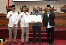 read news – Inilah Hasil Paripurna DPRD Batam soal KUA PPAS Walikota Batam HM Rudi (kedua dari kiri usai serah terima berkas KUA PPAS dengan Wakil Ketua DPRD Kota Batam M Yunus Muda . (Foto muhammad amin - batamtv.com)