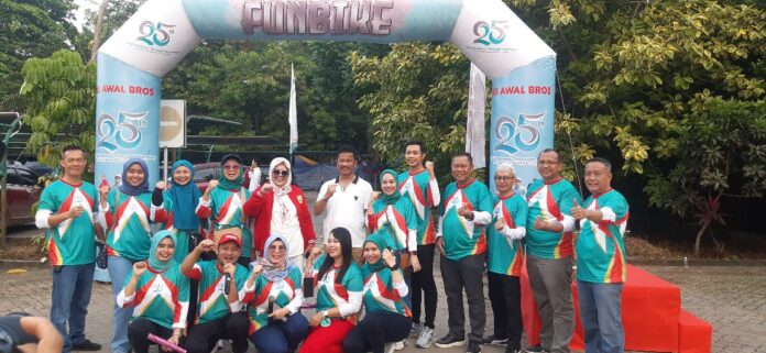 Wagub Kepri Marlin Agustina (tengah bersama Walikota Batam HM Rudi saat melepas keberangkatan ratusan peserta sepeda dalam rangka ulang tahun RS Awal Bros. (Foto : abyaqsa ramadan - batamtv.com)