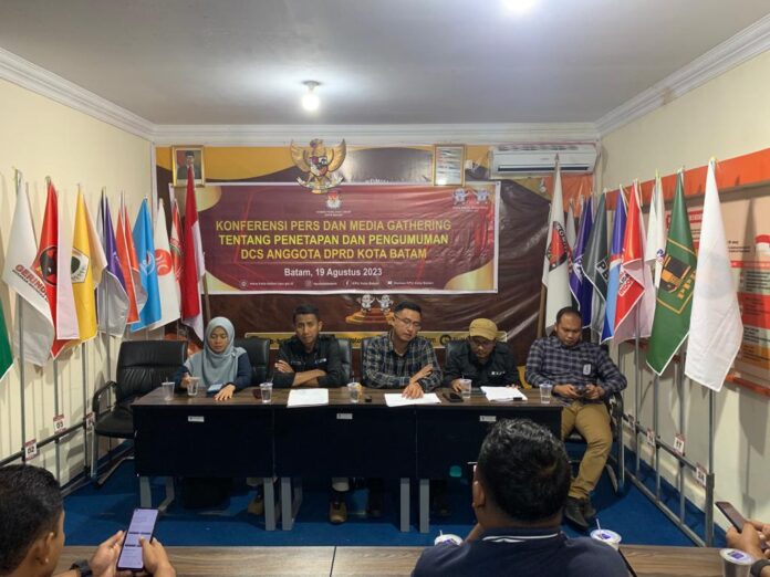 Ketua KPU Batam Mawardi mengatakan Klarifikasi akan menggandeng Partai Politik atas bakal calon sementara, hingga tahapan untuk tanggapan masyarakat atas seseorang bakal calon selesai saat konferensi pers yang berlangsung pada Sabtu (19/8/23). (Foto: abyaqsa ramadan - batamtv.com)
