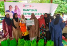 read news – Majelis Telkomsel Taqwa Bersama Rumah Zakat Salurkan Sembako di Tanjung Piayu Hafizah (keempat dari kiri) salah satu penerima bantuan sembako dari Majelis Telkomsel Taqwa yang memberikan bantuan melalui Rumah Zakat mengadakan program penyaluran sembako 30 paket, Sabtu (26/8/2023). (Foto : abyaqsa ramadan - batamtv.com)