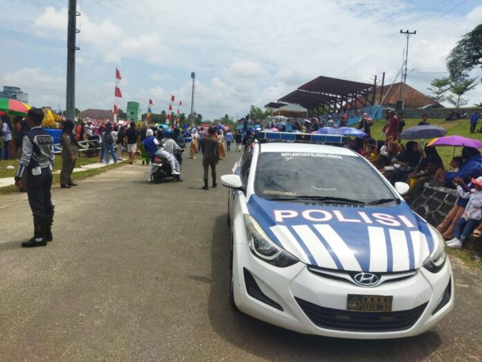 Personil Kepolisian Resor Lingga mengamankan kegiatan pawai pembangunan dalam rangka Hari Kemerdekaan Republik Indonesia yang ke-78 di Dabo Singkep, Sabtu(26/8/2023) sore. (Foto : abdi perdana - batamtv.com)