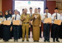 read news – 15 PPPK Tenaga Teknis di Tanjungpinang Siap Mengabdi Lima Tahun ke depan Surat Keputusan (SK) Pengangkatan, Penandatanganan Perjanjian Kerja, dan Orientasi Kepegawaian ini diserahkan oleh Gubernur Kepulauan Riau Ansar Ahmad yang diwakili Sekretaris Daerah Provinsi Kepulauan Riau Adi Prihantara (keempat dari kiri) kepada 15 PPPK Tenaga Teknis Formasi tahun 2022 di lingkungan Provinsi Kepulauan Riau di Ruang Rapat Utama, Lt.4, Kantor Gubernur, Dompak, Senin (31/07). (Foto : abdi perdana - batamtv.com)