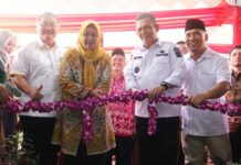 read news – Rumah Layanan Singgah Mahligai Keris di Batam Sudah Bisa Digunakan Gubernur Kepri Ansar Ahmad (kedua dari kanan) saat meresmikan Rumah Layanan Singgah Insan Kepri Sehat “Mahligai Keris” yang terletak di Perumahan Kartini No 29 – 30 Sei Harapan, Kecamatan Sekupang Kota Batam, Kamis (10/8/2023). (Foto : abyaqsa ramadan - batamtv.com)