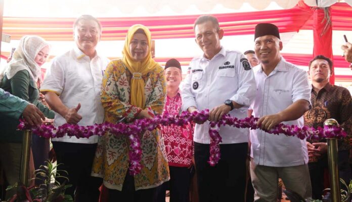 Gubernur Kepri Ansar Ahmad (kedua dari kanan) saat meresmikan Rumah Layanan Singgah Insan Kepri Sehat “Mahligai Keris” yang terletak di Perumahan Kartini No 29 – 30 Sei Harapan, Kecamatan Sekupang Kota Batam, Kamis (10/8/2023). (Foto : abyaqsa ramadan - batamtv.com)