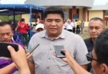 read news – Usai Lepas Peserta Tri Lomba Juang, Bupati Roby Tinjau Stand Bupati Bintan Roby Kurniawan melaunching gerakan Bangga Beli Buatan Bintan (B4) usai dirinya melepas peserta Gerak Jalan Triomba Juang, Sabtu (19/8/2023) di Relief Antam Kijang. (Foto : abdi perdana - batamtv.com)