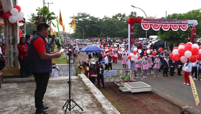 Bupati Bintan Roby Kurniawan dan pimpinan FKPD berkesempatan melepas 224 regu sebagai peserta Gerak Jalan Tri Lomba Juang, rangkaian HUT ke-78 Kemerdekaan RI, Sabtu (19/8/2023). (Foto : abdi perdana - batamtv.com)