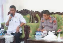 read news – Persiapan HUT RI ke-78 di Lingga, Bupati M Nizar Gelar Rapat Bupati L:ingga M Nizar, (kemeja putih) memimpin rapat Persiapan teknis panitia dalam menyambut Persiapan HUT RI ke-78 di Gedung Daerah Dabo Singkep, Kecamatan Singkep, Kabupaten Lingga, Senin, (7/8/2023). (Foto : abadi perdana - batamtv.com)