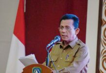 read news – Gubernur Ansar Ingatkan ke ASN Jaga Netralitas Dalam kegiatan yang diselenggarakan oleh Badan Pengembangan Sumber Daya Manusia (BPSDM) Provinsi Kepri secara daring, Rabu (23/08), Gubernur Ansar mengingatkan ASN untuk menjaga netralitas dalam menjelang tahun politik 2024. Ia meminta ASN untuk tidak terlibat dalam kegiatan politik praktis yang dapat merusak citra dan kredibilitas ASN sebagai abdi negara. (Foto : dwi susilo - batamtv.com)