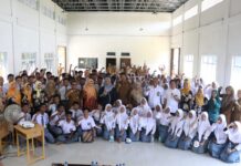 read news – Dewi Ansar: Majunya Koperasi Sekolah , Tingkatkan Kesejahteraan Siswa dan guru Ketua TP-PKK Provinsi Kepulauan Riau Hj. Dewi Kumalasari Ansar menyerahkan Akta Notaris Koperasi Sekolah kepada SMKN 1 Gunung Kijang, Bintan, Senin (7/8) . Dewi Ansar sat bersama siswa dan dewan guru. (Foto: aabdi perdana - batamtv.com)