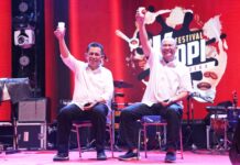 read news – Gubernur Kepri Ansar Ahmad Tutup Festival Kopi Merdeka 2023 Festival Kopi Merdeka 2023 di Jalan Merdeka Tanjungpinang, ditutup Minggu (27/8) malam oleh Gubernur Kepri Ansar Ahmad (kiri) sembari menyeruput kopi. (Foto: dwi susilo - batamtv.com)