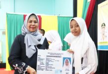 read news – Siswa-Siswi SMA N 1 Toapaya Bintan Sudah Kantong KTP El Dewi Kumalasari Ansar menghadiri kegiatan Fasilitasi Update Data Kependudukan dan Penyerahan KTP - Elektronik Pemula kepada siswa-siswi SMA yang menginjak usia 17 tahun di SMA Negeri 1 Toapaya, Bintan, Senin (7/8). (Foto : abdi perdana - batamtv.com)