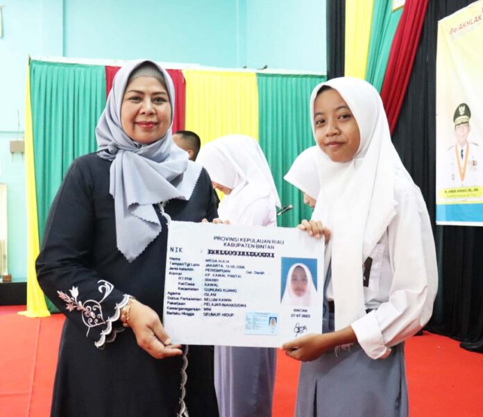 Dewi Kumalasari Ansar menghadiri kegiatan Fasilitasi Update Data Kependudukan dan Penyerahan KTP - Elektronik Pemula kepada siswa-siswi SMA yang menginjak usia 17 tahun di SMA Negeri 1 Toapaya, Bintan, Senin (7/8). (Foto : abdi perdana - batamtv.com)