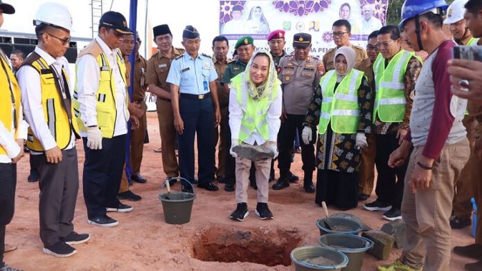 Anggota Komisi V DPR RI Fraksi Golkar Dapil Kepri, Cen Sui Lan Anggota Komisi V DPR RI Fraksi Golkar Dapil Kepri melakukan peletakan batu pertama (groundbreaking)  pembangunan Rusun Quran Center Syahrul Quran Tanjungpinangdi Kampung Bugis, Senggarang, Kota Tanjungpinang, Selasa (8/8/2023). (Foto : dwi susilo - batamtv.com)