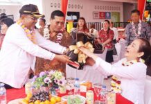 read news – Sekolah Bina Bangsa Dewi Sakti Semesta Karimun Diresmikan Cen Sui Lan Anggota DPR RI (kanan) dan Aunur Rafiq Bupati Karimun menghadiri peresmian Sekolah Bina Bangsa Dewi Sakti Semesta Karimun, Sabtu (29/7/2023). Cen Sui Lan telah mengalokasikan dana Rp200 juta untuk pembangunan sarana prasarana Sanitasi Lembaga Pendidikan Keagamaan (LPK) kepada sekolah tersebut. (Foto : abdi perdana - batamtv.com)