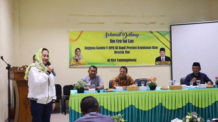 Cen Sui Lan melakukan Kunjungan Kerja Reses di Madrasah Aliyah Negeri (MAN) Tanjungpinang didampingi Rudy Syafruddin Kasatker BP2W Kepri Ditjen Cipta Karya Kementerian PUPR, Sabtu (19/8/2023). . (Foto : dwi susilo - batanmtv.com)
