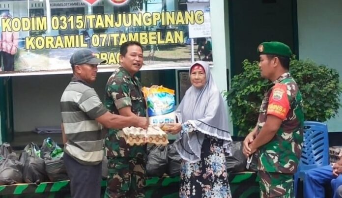 (Foto dwi susilo - batamtv.com) Danramil 07/tambelan Kodim 0315/Tanjungpinang , Kapten Inf Aswandi menyalurkan bantuan kepada warga lansia. Hal ini dilakukan agar bisa memanfaatkan dengan baik sebagai upaya meringankan beban hidup para lansia. (Foto dwi susilo - batamtv.com)