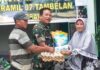read news – Penyerahan Bantuan Sosial untuk Lansia di Tambelan Danramil 07/tambelan Kodim 0315/Tanjungpinang , Kapten Inf Aswandi menyalurkan bantuan kepada warga lansia. Hal ini dilakukan agar bisa memanfaatkan dengan baik sebagai upaya meringankan beban hidup para lansia. (Foto dwi susilo - batamtv.com)