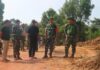 read news – Kecamatan Buru di Karimun Bakal Nikmati Jalan Bagus di Sana Dansatgas TMMD ke-117 Letkol Inf Budianto Damanik (kedua dari kanan) meninjau perkembangan pembukaan dari program TNI Manunggal Membangun Desa ke-117 wilayah Kodim 0317/Tbk itu berjalan sesuai dengan yang ditargetkan, , Minggu (30/7/2023). (Foto : abdi perdana - batamtv.com)