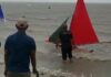 read news – Kemeriahan Lomba Perahu Jong di Karimun Seorang warga merayakan HUT ke 78 Kemerdekaan RI dengan mengiukuti lomba Lomba Jong di Kecamatan Buru, Kabupaten Karimun, Provinsi Kepulauan Riau, Jumat (18/7/2023). (Foto : abdi perdana - batamtv.com)