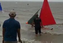 read news – Kemeriahan Lomba Perahu Jong di Karimun Seorang warga merayakan HUT ke 78 Kemerdekaan RI dengan mengiukuti lomba Lomba Jong di Kecamatan Buru, Kabupaten Karimun, Provinsi Kepulauan Riau, Jumat (18/7/2023). (Foto : abdi perdana - batamtv.com)