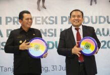 read news – Data BPS Jadi Rujukan Pemerintah untuk Ambil Kebijakan Gubernur Kepri Ansar Ahmad (kiri) saat Sosialisasi Proyeksi Penduduk Kabupaten/Kota Provinsi Kepri 2020-2035 dan Hasil Sensus Penduduk 2020 di Hotel CK Tanjungpinang, Senin (31/07) yang ditaja Badan Pusat Statistik (BPS) Provinsi Kepulauan Riau (Kepri). (Foto : dwi susilo - batamtv.com)