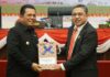 read news – Rancangan KUA PPAS APBD 2024 dan APBD-P 2023 Diserahterimakan Gubernur Kepulauan Riau H. Ansar Ahmad (kiri) menyerahkan dokumen rancangan Kebijakan Umum Anggaran (KUA) dan Rancangan Prioritas Plafon Anggaran Sementara (PPAS) APBD Kepri Tahun Anggaran 2024 dan Perubahan APBD tahun 2023 kepada Waka DPRD Provinsi Kepri . (Foto : dwi susilo - batamtv.com)