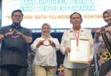 read news – BI Kepri Sukses Gelar CERNIVAL 2023 Kepala Bank Indonesia Provinsi Kepulauan Riau (Kepri) Suryono (kedua dari kanan) saat acara festival bertajuk Creative and Innovative Riau Islands Carnival (CERNIVAL) 2023 pada tanggal 26 - 27 Agustus 2023 di One Batam Mall. (Foto : muhamad amin - batamtv.com)