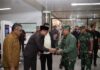 read news – Ketua DPRD Batam Nuryanto Ikut sambut Kedatangan Pangdam I Bukit Barisan Ketua DPRD Kota Batam Nuryanto S.H., M.H., bersama Muspida menyambut kedatangan Panmgdam I Bukit Barisan, Mayjen TNI Achmad Daniel Chardin dan istri. Pangdam I/Bukit Barisan tiba di Bandara Internasional Hang Nadim Batam Senin (7/8/2023) pagi. (Foto : muhammad amin - batamtv.com)