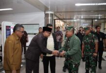 read news – Ketua DPRD Batam Nuryanto Ikut sambut Kedatangan Pangdam I Bukit Barisan Ketua DPRD Kota Batam Nuryanto S.H., M.H., bersama Muspida menyambut kedatangan Panmgdam I Bukit Barisan, Mayjen TNI Achmad Daniel Chardin dan istri. Pangdam I/Bukit Barisan tiba di Bandara Internasional Hang Nadim Batam Senin (7/8/2023) pagi. (Foto : muhammad amin - batamtv.com)