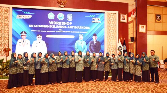Ketua TP-PKK Provinsi Kepulauan Riau Hj. Dewi Kumalasari  resmi membuka Workshop Ketahanan Keluarga Anti Narkoba di Aula Wan Seri Beni Kantor Gubernur Kepri, Dompak, Tanjungpinang, Rabu (2/8). (Foto : abdi perdana - batamtv.com)