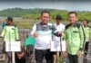 read news – 20 Ribu lebih Bibit Mangrove kembali Ditanami di Pesisir Setokok Sekjen PLH K Kperi Rabu SH MH (kanan) saat mendampingi Gubernur Kepri Ansar Ahmad menanam mangrove di Setokok. (Foto : abyaqsa ramadna - batamtv.com)