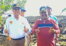 read news – Seribu Lebih Bibit Mangrove Ditanam di Pesisir Karimun Bupati Karimun , Aunur Rafiq (kanan) melakukan penanaman 1.000 Bibit Mangrove di Pesisir Pantai Kawasan Jembatan Sanur, Kelurahan Teluk Uma, Kamis (24/8/2023). (Fotro : abdi perdana - batamtv.com)