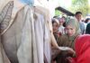 read news – Semarak HUT 78 RI di Kelurahan Seilekop Bintan Dihadiri Ketua TP-PKK Bintan Ketua TP PKK Kabupaten Bintan Hafiza Ramadaani (memegang kain) saat melihat langsung kain batik produksi warga , Sabtu (26/8/2023) (Foto : abdi perdana - batamtv.com)