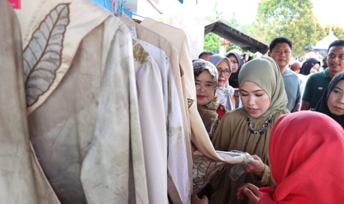 Ketua TP PKK Kabupaten Bintan Hafiza Ramadaani (memegang kain) saat melihat langsung kain batik produksi warga , Sabtu (26/8/2023) (Foto : abdi perdana - batamtv.com)