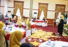 read news – Kebangkitan Industri Kerajinan Berbasis Budaya Digelar di Tanjungpinang 50 peserta pengurus Dekranasda dari kabupaten/kota se-Kepri mngikuti Rapat Kerja Daerah (Rakerda) Dekranasda Provinsi Kepri tahun 2023 yang dibuka Hj Dewi Kumalasari (baju hitam) Ketua Dewan Kerajinan Nasional (Dekranasda) Provinsi Kepulauan Riau (Kepri) di Gedung Daerah Tanjungpinang, Jumat (4/8/2023) ini . (Foto : dwi susilo - batamtv.com_)