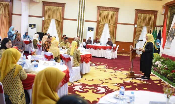 50 peserta pengurus Dekranasda dari kabupaten/kota se-Kepri mngikuti Rapat Kerja Daerah (Rakerda) Dekranasda Provinsi Kepri tahun 2023  yang dibuka Hj Dewi Kumalasari (baju hitam) Ketua Dewan Kerajinan Nasional (Dekranasda) Provinsi Kepulauan Riau (Kepri) di Gedung Daerah Tanjungpinang, Jumat (4/8/2023) ini . (Foto : dwi susilo - batamtv.com_)