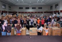 read news – 339 Pelaku UMKM Terima Bantuan dari Kemitraan Bank Riau Kepri 339 pelaku UMKM penerima program Kemitraan Bank Riau Kepri (BRK) Syariah Cabang Pamedan tersebut saat besama Walikota Tanjungpinang HJ Rahma di Aula Gedung Wanita Tun Fatimah, Senggarang, Kamis (3/8/2023). (Foto : dwi susilo - batamtv.com)
