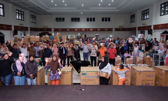 339 pelaku UMKM penerima program Kemitraan Bank Riau Kepri (BRK) Syariah Cabang Pamedan tersebut saat besama Walikota Tanjungpinang HJ Rahma  di Aula Gedung Wanita Tun Fatimah, Senggarang, Kamis (3/8/2023). (Foto : dwi susilo - batamtv.com)